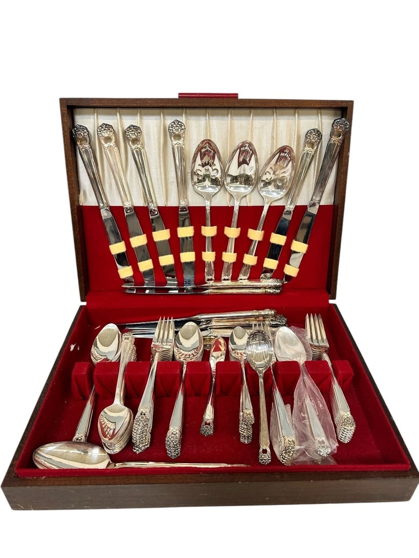 Rogers "Eternally Yours" Silver Plate Flatware Set and Case (1 of 3)