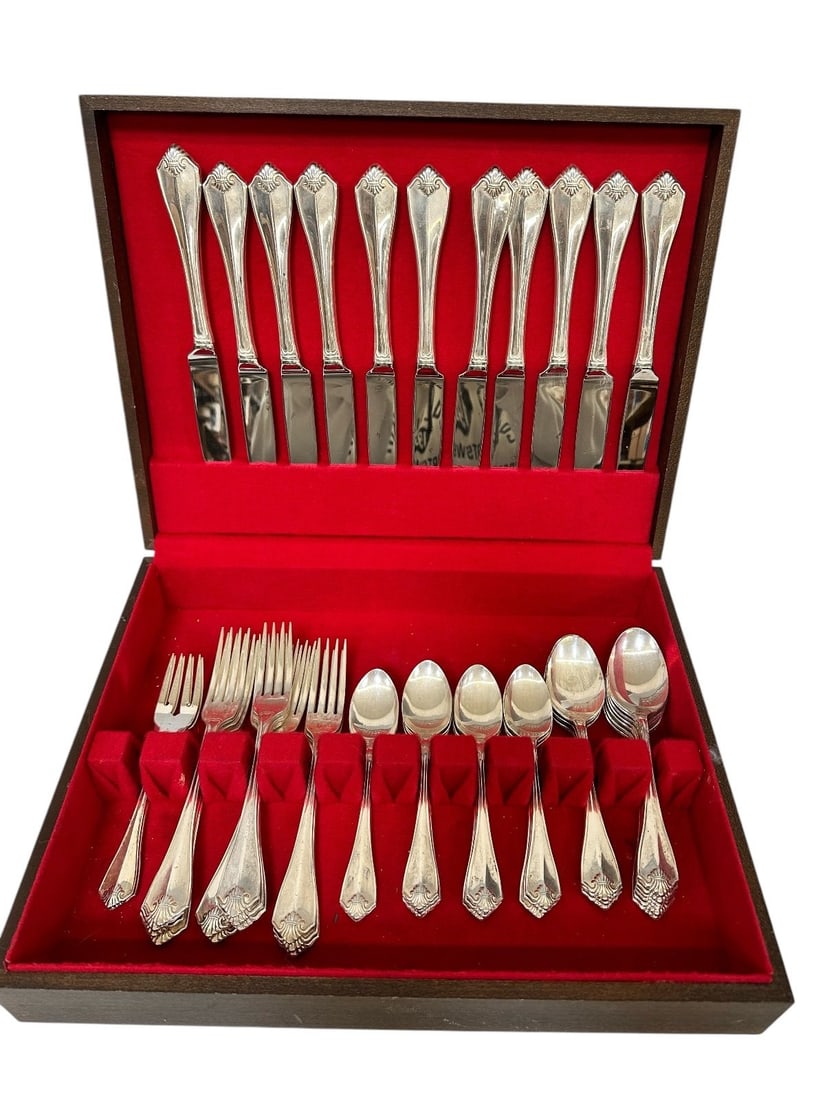 1881 Rogers "King James" Silver Plate Flatware Set and Case (1 of 2)