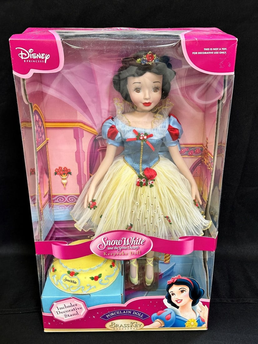 Snow White Brass Key Keepsakes Porcelain Doll in OB: Snow White Brass Key Keepsakes Porcelain Doll in OB