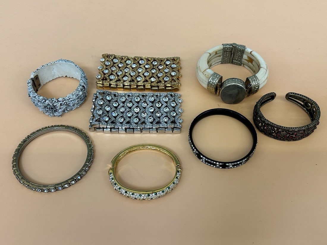 (8) Costume Jewelry Bracelets: (8) Costume Jewelry Bracelets