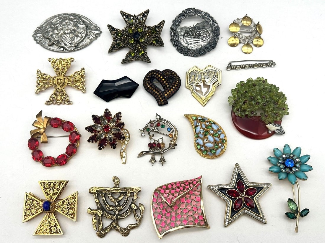 (20) Vintage Signed Jewelry Brooches; Kramer, Selini, Others: (20) Vintage Signed Jewelry Brooches; Kramer, Selini, Others: Includes Kramer, Accessocraft, TAT, Weiss, Austria, Czech, Art, LMD, Jolle, Selini.
