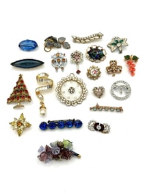 (21) Unsigned Vintage Brooches