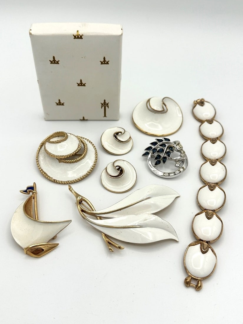 Vintage Crown Trifari Jewelry (1 of 6)
