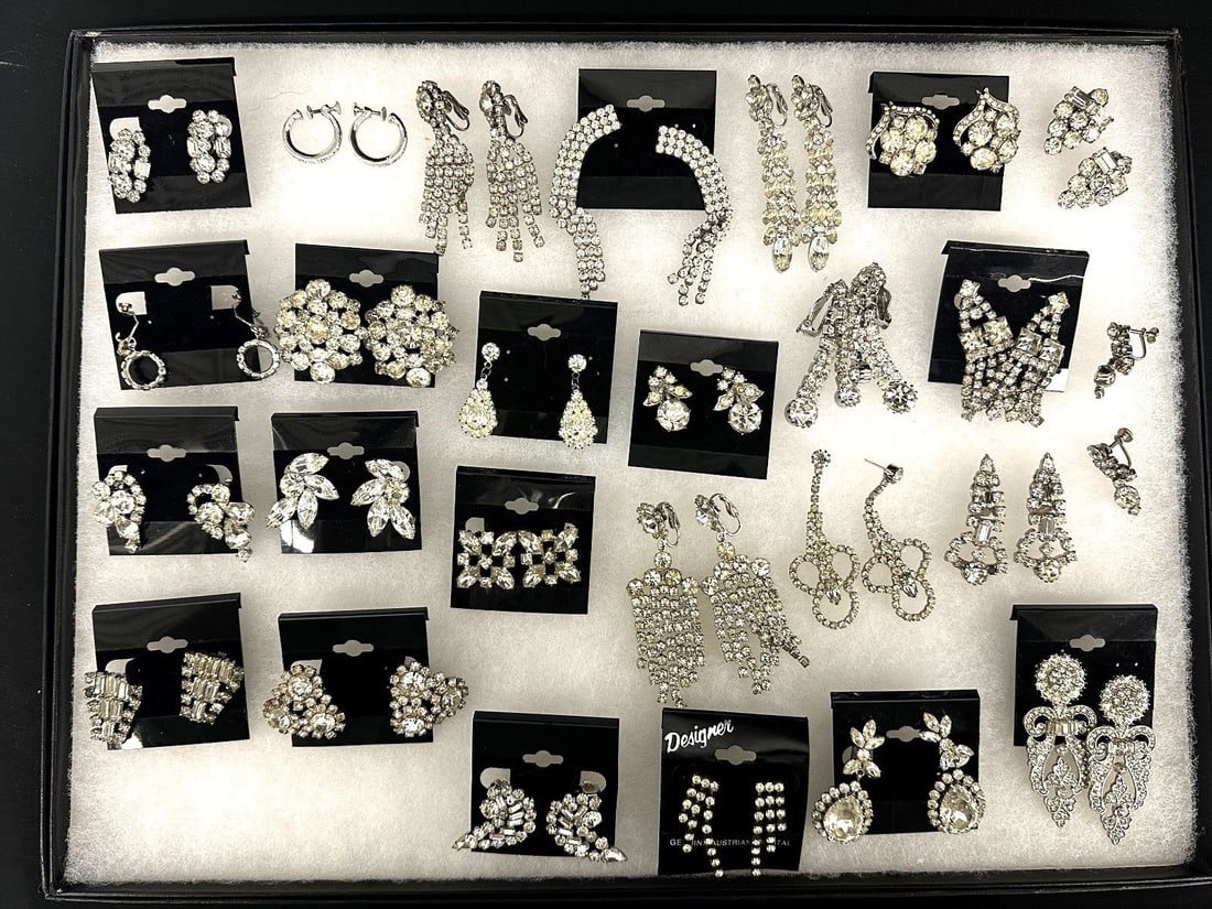 (26) Pairs of Clear Rhinestone Vintage Earrings: (26) Pairs of Clear Rhinestone Vintage Earrings