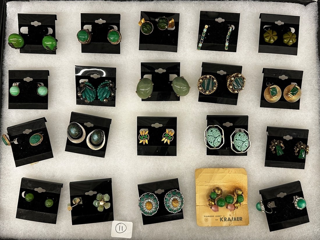 (20) Pairs of Vintage Jade, Nephrite Earrings: (20) Pairs of Vintage Jade, Nephrite Earrings