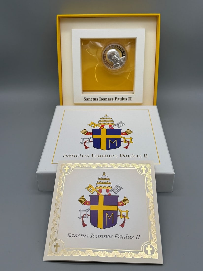 Saint John Paul II .999 Silver Round Mint of Poland Niue Islands 2014: Saint John Paul II .999 Silver Round Mint of Poland Niue Islands 2014: In original box, 2 dollar coin.