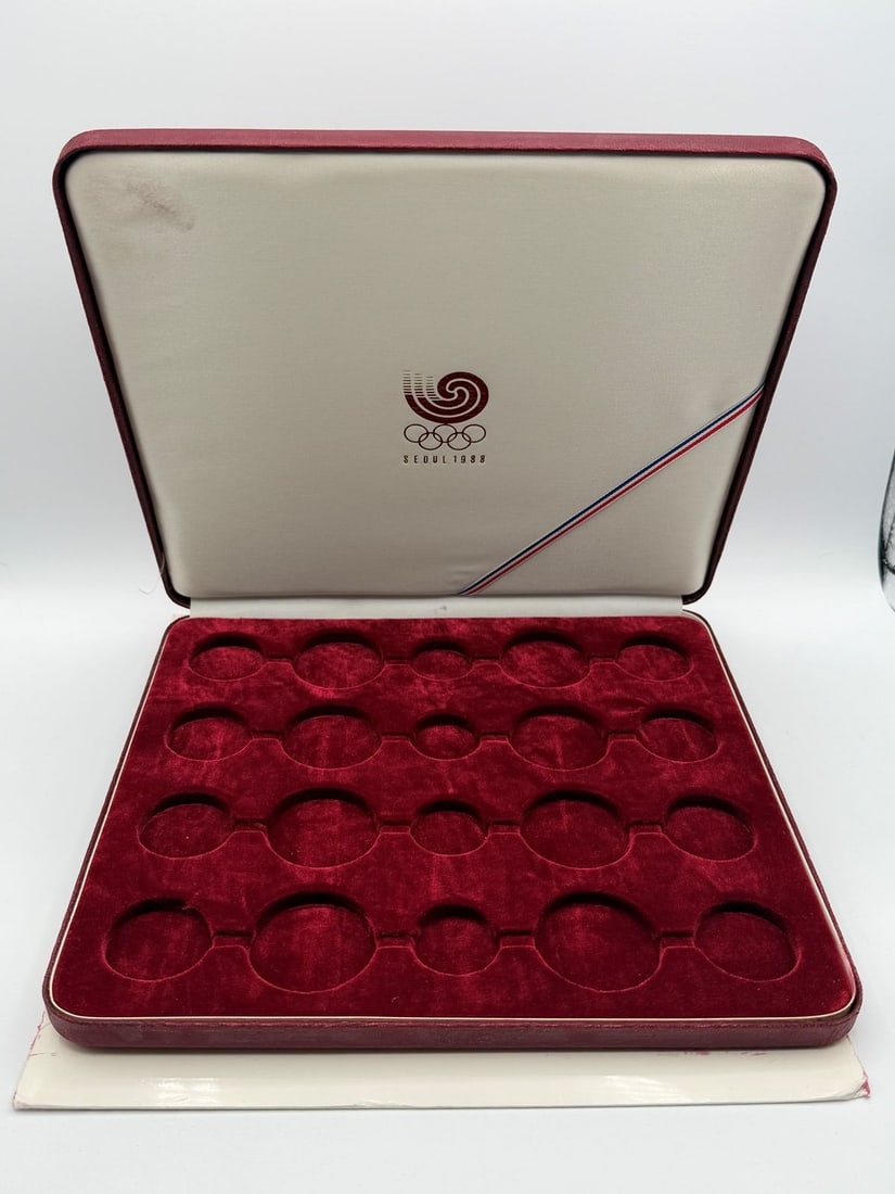 1988 Seoul Olympic Games Red Presentation Coin Case Empty: 1988 Seoul Olympic Games Red Presentation Coin Case Empty: For commemorative silver coins from the 1988 Olympic Games in Seoul.