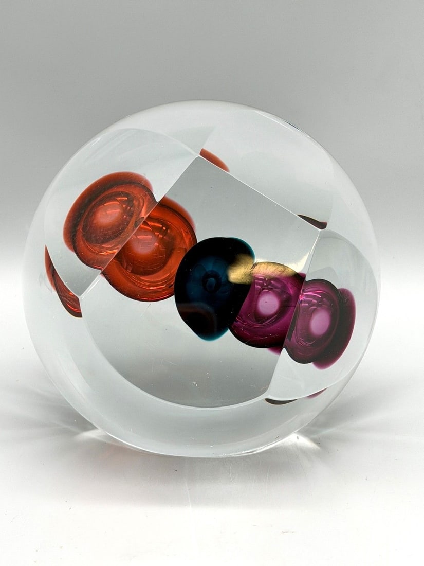 Judi Weilbacher 1998 Art Glass: Judi Weilbacher 1998 Art Glass: Measures 8.5" tall.