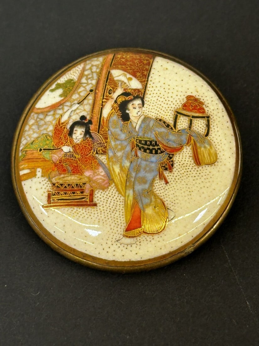 Meiji Period Royal Satsuma Porcelain Brooch: Meiji Period Royal Satsuma Porcelain Brooch