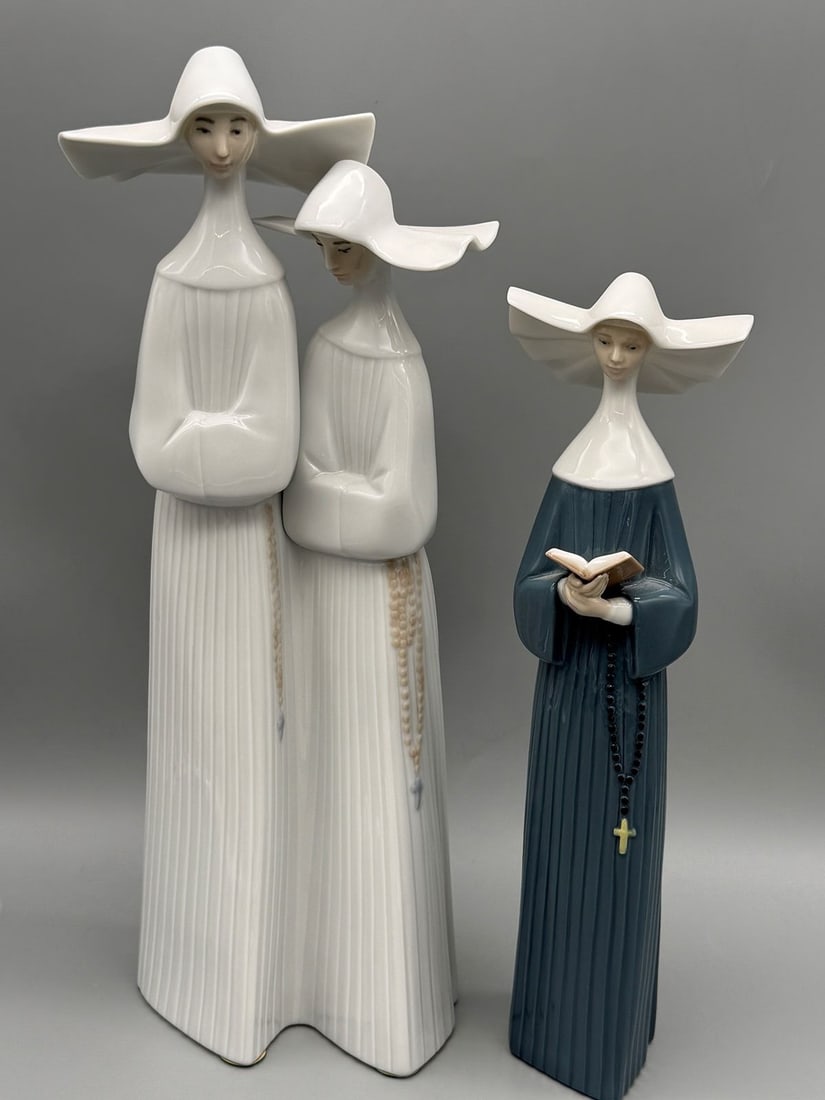 (2) Lladro Figurines: Nuns 4611, Prayerful Moment 5500: (2) Lladro Figurines: Nuns 4611, Prayerful Moment 5500:
