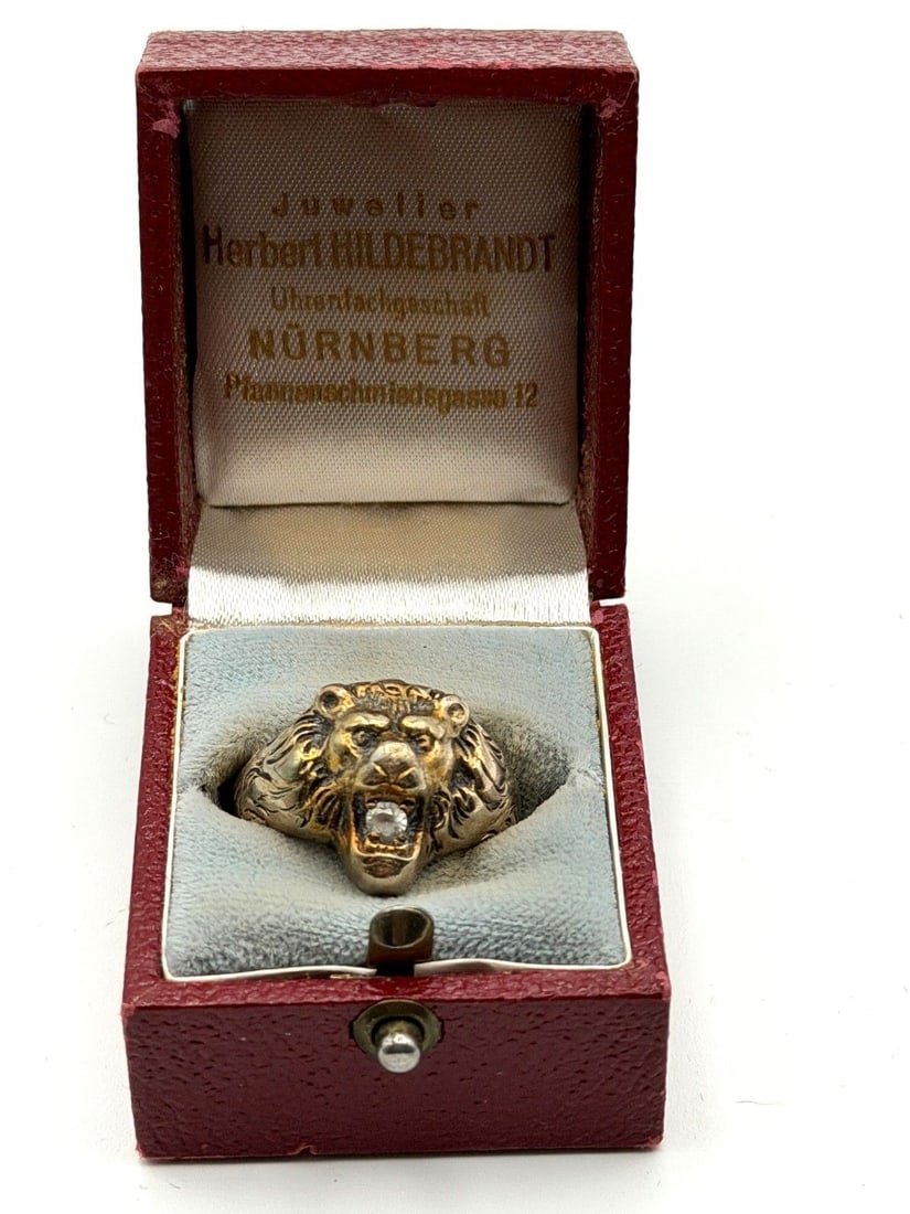 10k Gold Lion Ring With Diamond Center Stone: 10k Gold Lion Ring With Diamond Center Stone