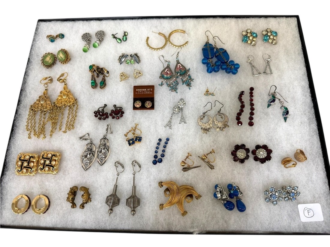 (34) Pairs Vintage Costume Earrings Egyptian revival, Cameos, Copper, Others: (34) Pairs Vintage Costume Earrings Egyptian revival, Cameos, Copper, Others: (Tray F)