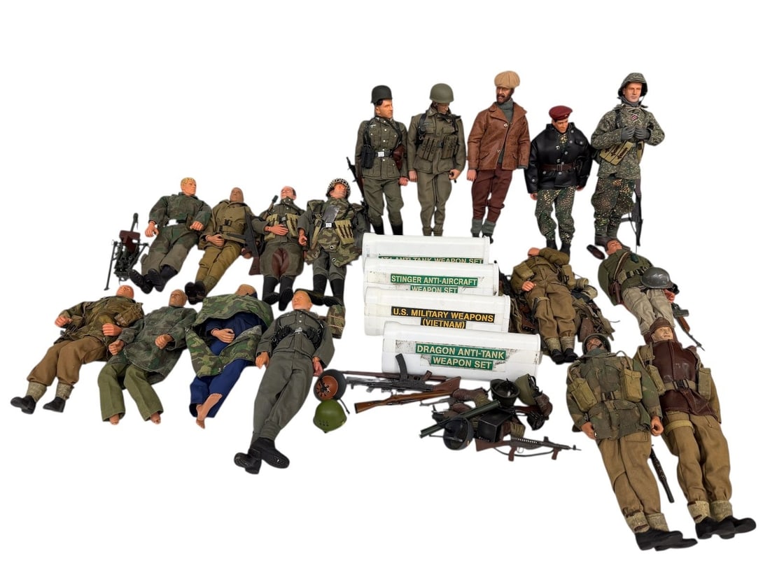 (17) GI Joe, Ultimate Soldier, Dragon Models, and Large Group of Accessories (1 of 13)