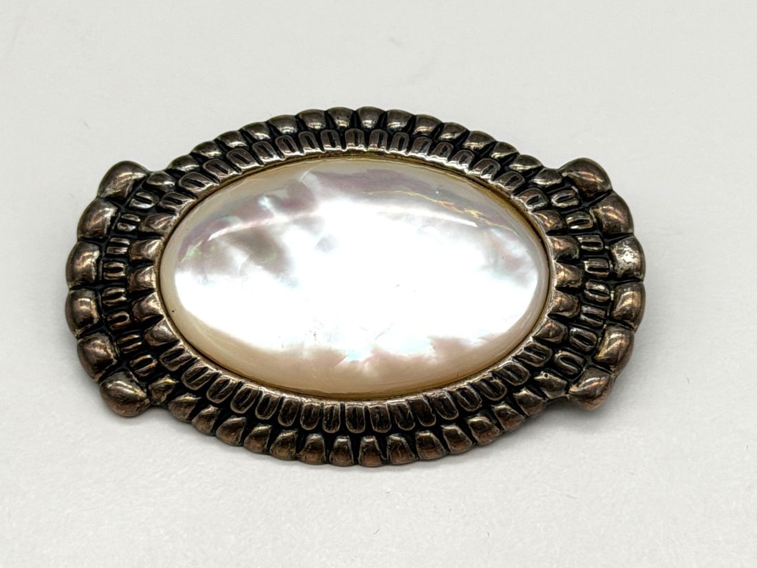 Carolyn Pollack Sterling Silver and Mother of Pearl Brooch: Carolyn Pollack Sterling Silver and Mother of Pearl Brooch: Measures 2" in diameter.