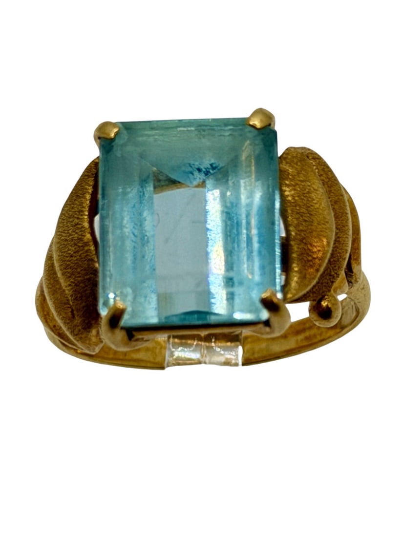 18k Gold Aquamarine Emerald Cut Ring: 18k Gold Aquamarine Emerald Cut Ring: 12x10mm stone size 6.5, total weight is 6.06 grams.
