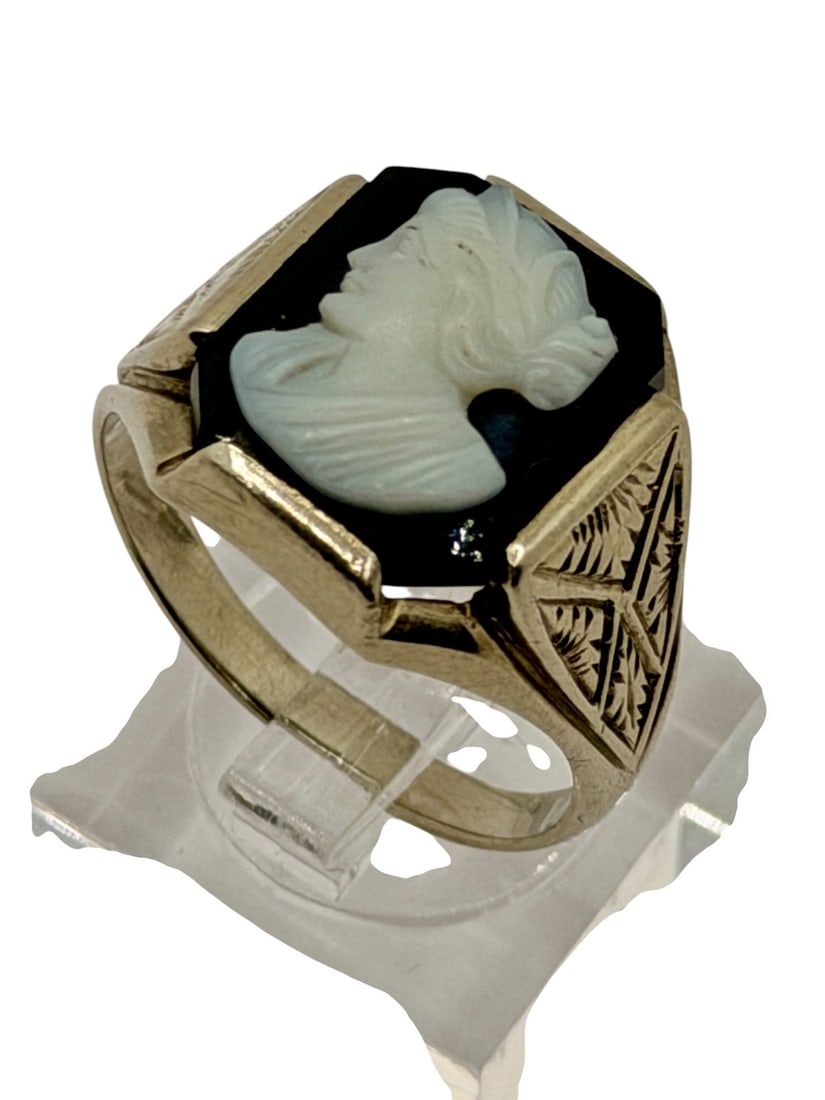 14k Gold Cameo Ring in Black and White: 14k Gold Cameo Ring in Black and White: Size 9.5, total weight is 7.03 grams.