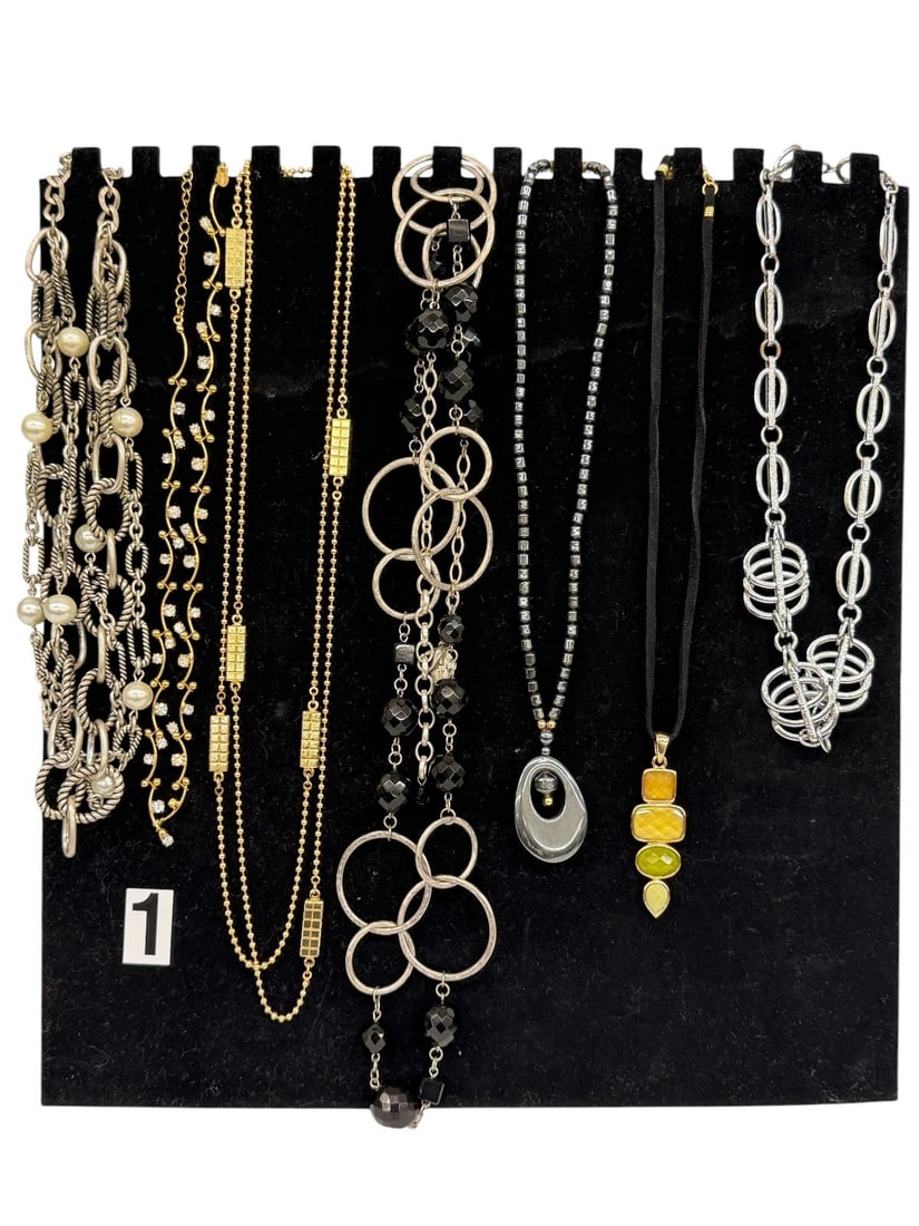 (7) Costume Jewelry Necklaces (1 of 4)