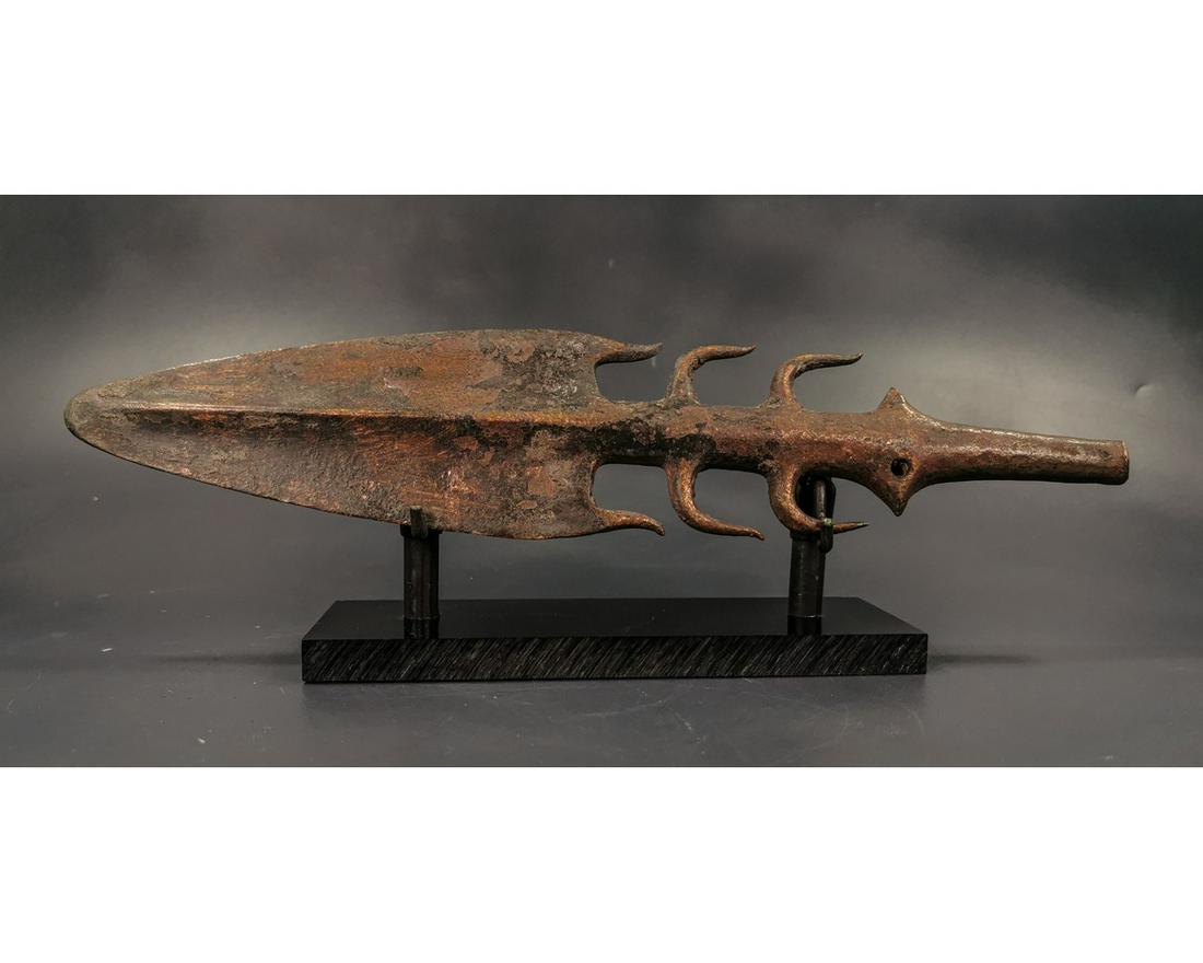 RARE INDO-GANGETIC BRONZE SPIKED SPEAR: Ca.3000 BC . A fine example of Bronze Age weaponry ; beautiful cast mold spiked spear head . Fine, smooth patina. Good Condition; on custom stand ; 330mm;12.99in;780gr; Provenance: From an old British