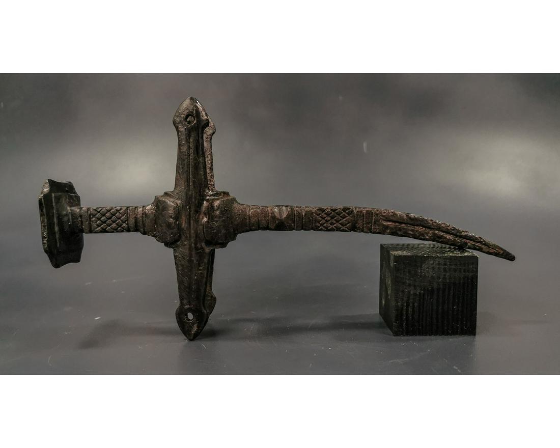 MEDIEVAL DECORATED IRON WAR HAMMER: Ca.1400 AD. A Substancial Medieval Iron war hammer; elaboratleydecorated; with spike used against helmets and armour; Good Condition; fine example;230x120mm; 9.06x 4.72in; 385gr;Provenance: Important 