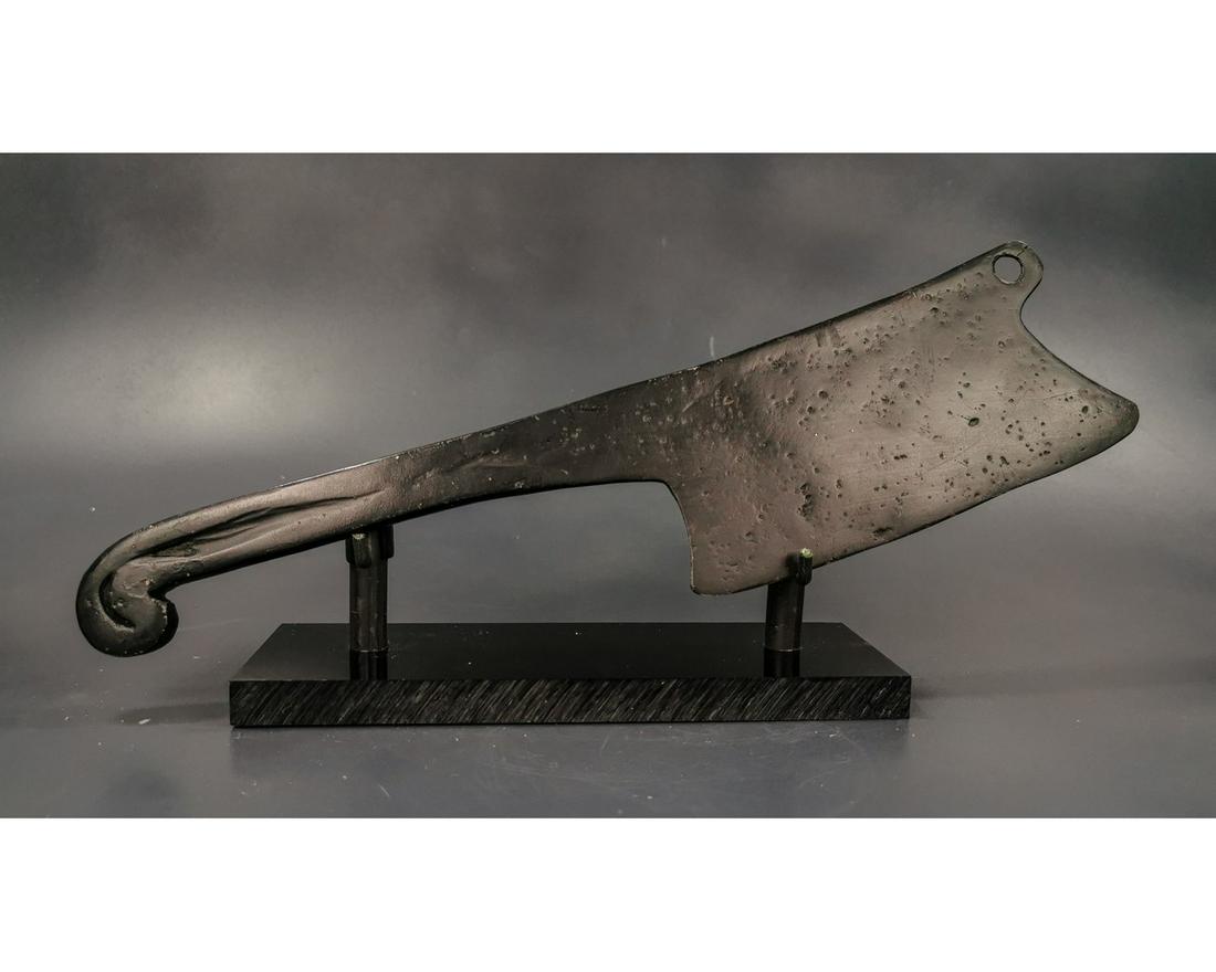 MEDIEVALVIKING IRON HUNTERS KNIFE: Ca. 900 AD. Interesting Medieval Viking Iron Hunters knife; Good Condition;290x70mm; 11.42x 2.76in; 370gr;From an important British collection, purchased in Europe in the 1980s. - All items come witha
