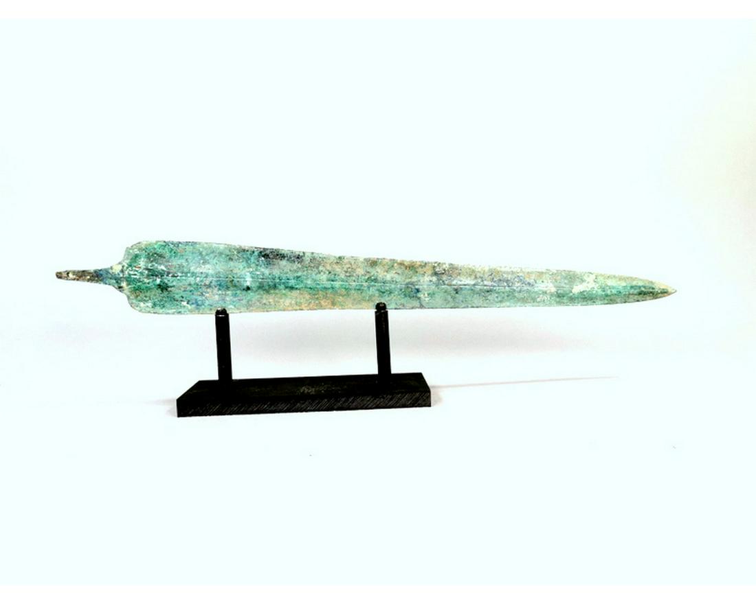 ANCIENT BRONZE SWORD ON STAND: Ca. 1600 - 1200 BC. Rare Greek Archaic period wide sword blade; Greek Archaic period wide sword blade; large and well-formed; including a custom made stand; Good Condition.L:470mm/W:55mm18.5/2.17 inch