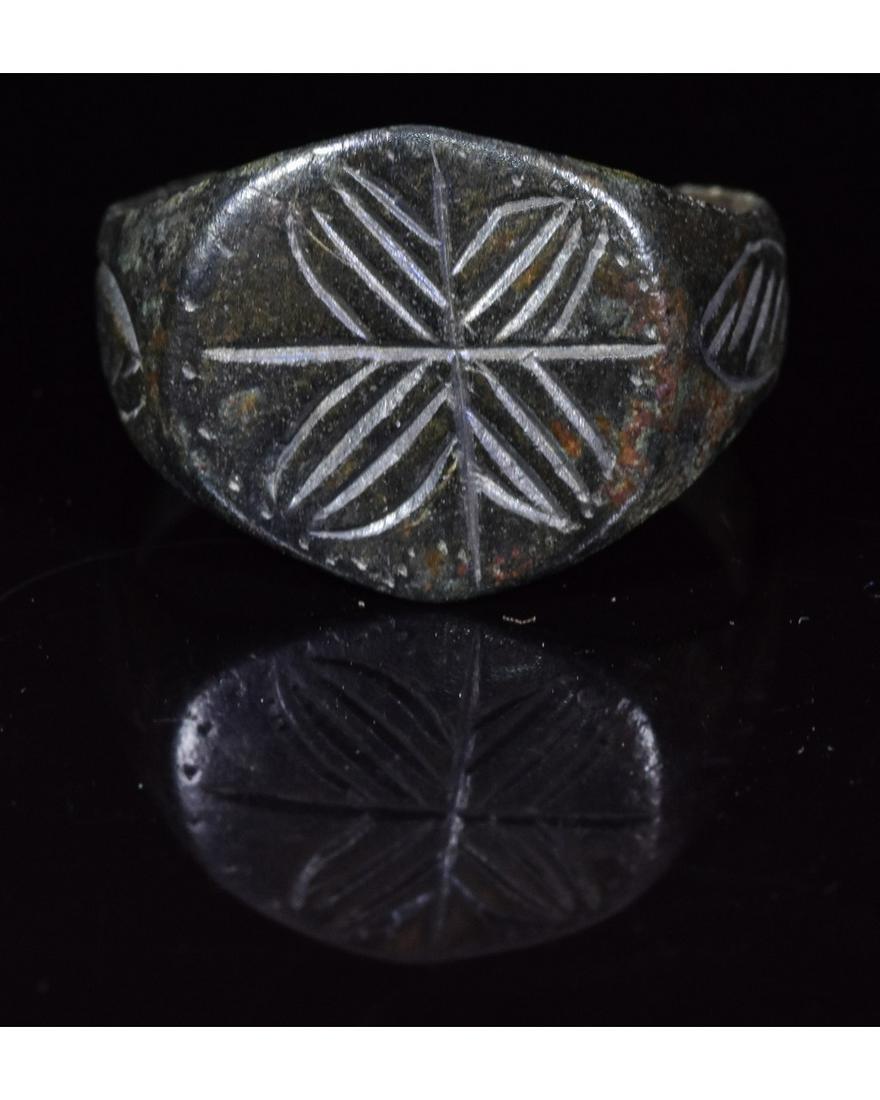MEDIEVAL SILVER RING WITH STAR OF BETHLEHEM: Ca.1200 AD. Amazing wearable Crusaders Era silver ring depicting stylized star of Bethlehem; possibly owned by a Knight Templar. Good Condition, wearable; D:21mm/L:25mm UK SIZE X; US SIZE 11/ 6g; Prov