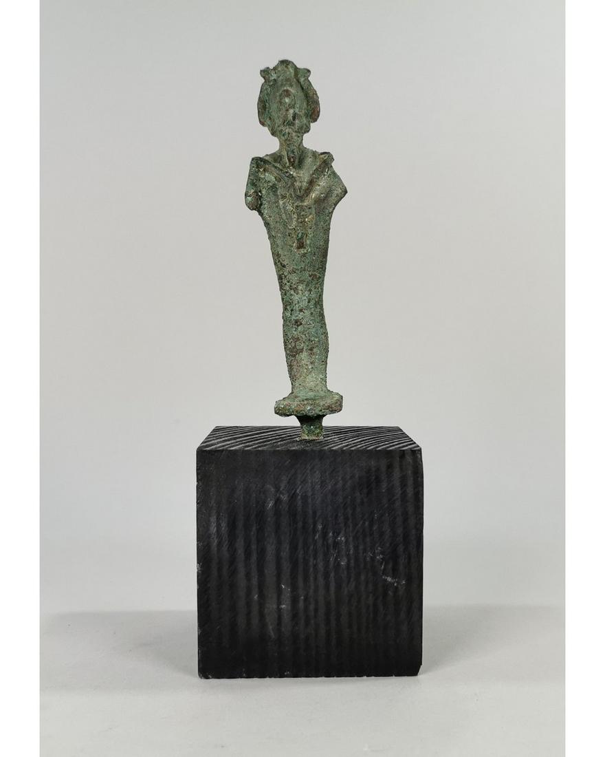 EGYPTIAN BRONZE OSIRIS ON STAND: Ca. 664 - 589 BC. Amazing Egyptian detailed bronze Osiris, circa 26th Dynasty, wearing the plumed Atef crown, fronted with an ureas and wearing the characteristic beard and broad collar and hands gras