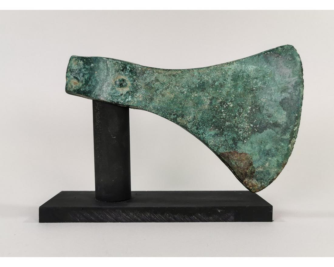 LARGE BRONZE AGE BATTLE AXE: Ca. 1000 BC. A fine example of Bronze Age, Hallstatt culture battle axe.; beautiful cast; Fine green patina. Good Condition; 200 x 120 mm; 7.874x4.7244 in; 1435g; Provenance: Important estate collecti