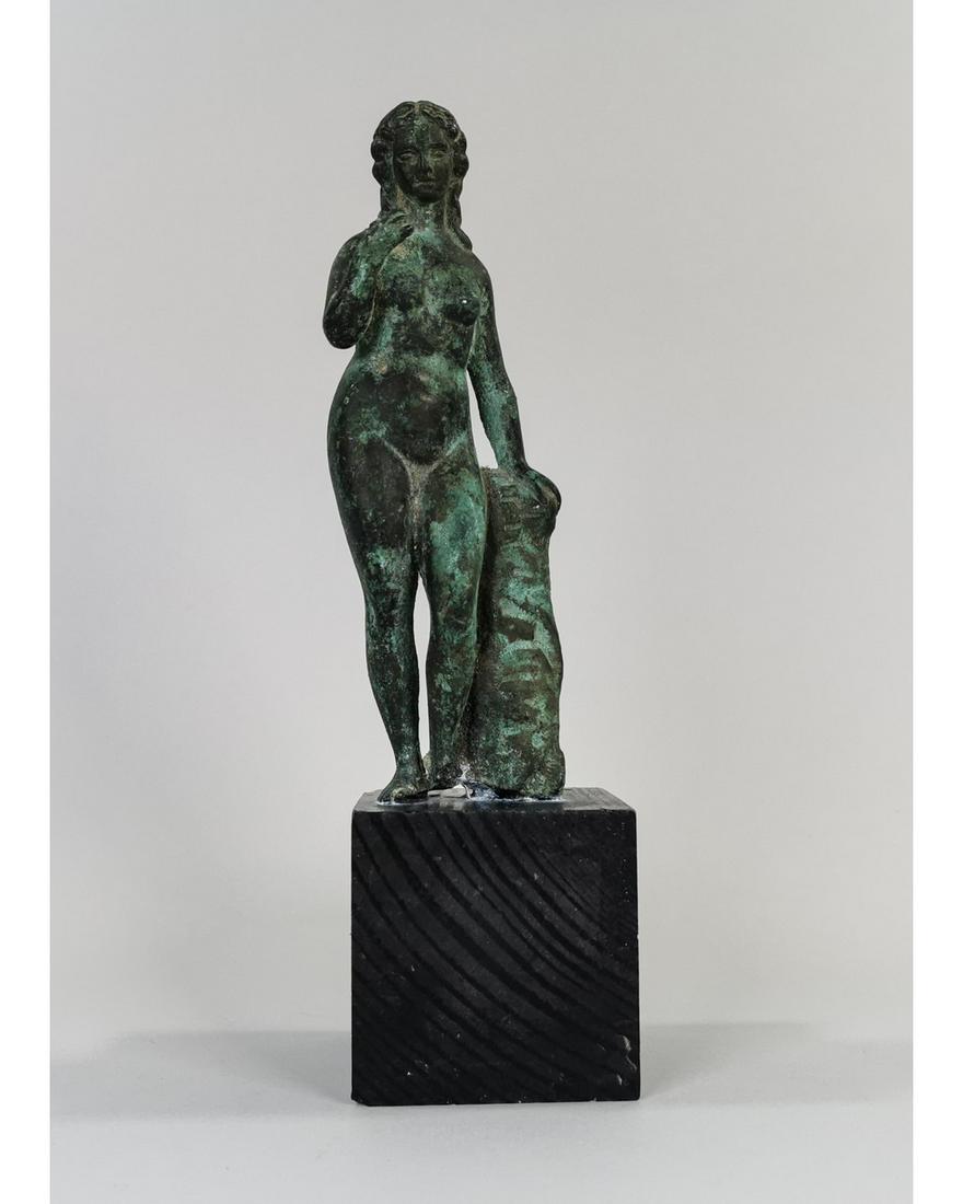 ROMAN BRONZE VENUS STATUETTE: Ca.100-200 AD. A bronze figure of Venus (Aphrodite) naked and with hair parted in the center and falling to the shoulders, left hand resting in a tree log and right hand holding a tress of hair; Good 