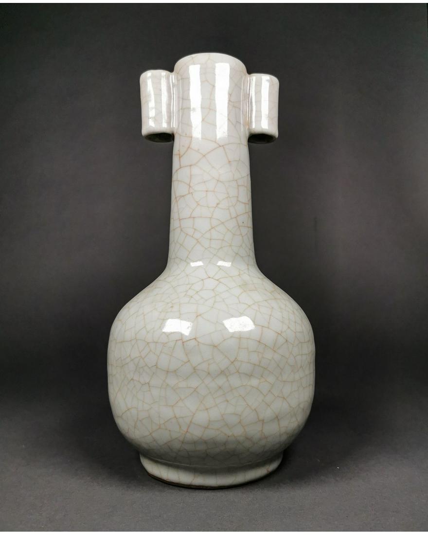 CHINESE CELADON PORCELAIN VASE: Ca.20th C or earlier / Song Dynasty Style. A fantastic Chinese Antique guan-type vase with a compressed body and a tall cylindrical neck with two applied handles. Good Condition; Size:310mmx150mm;2034