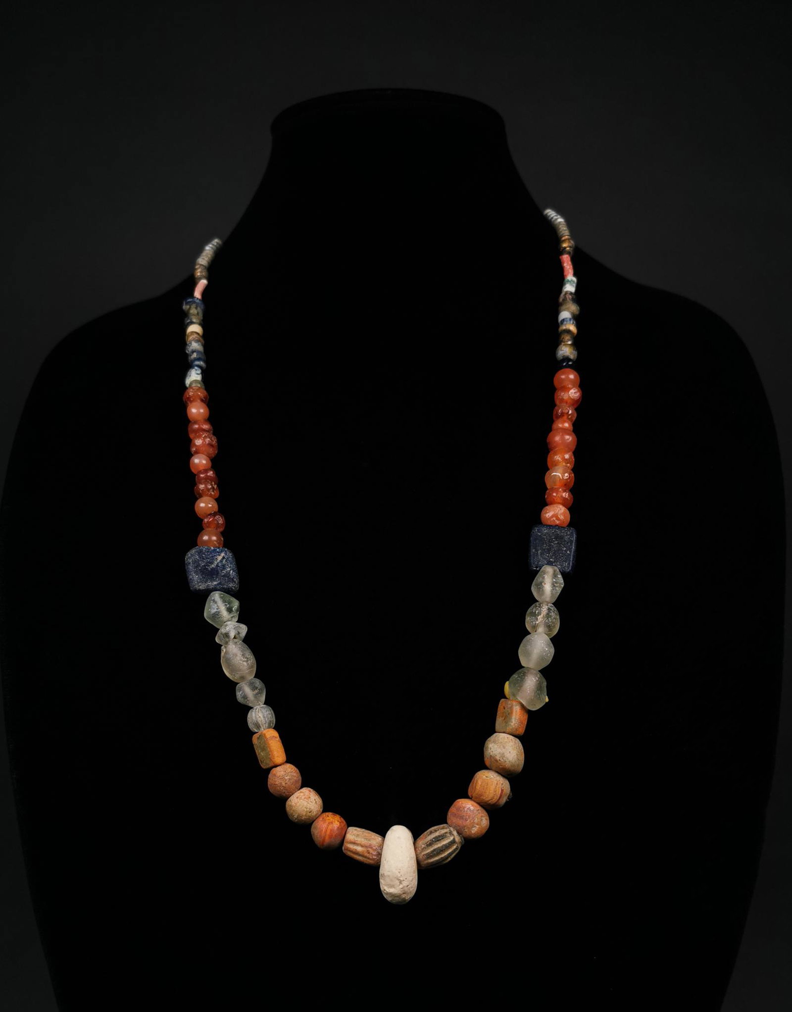 SUPERB ROMAN BEADED NECKLACE: Ca.1-300 AD. A superb Roman restrung necklace comprising multiple glass and semi-precious stone beads (including a large number of Carnelian examples) in various shapes (e.g. spherical, rectangula, re