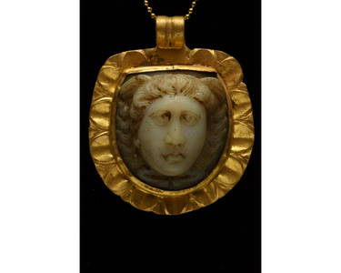 ROMAN CAMEO STONE IN A GOLD PENDANT