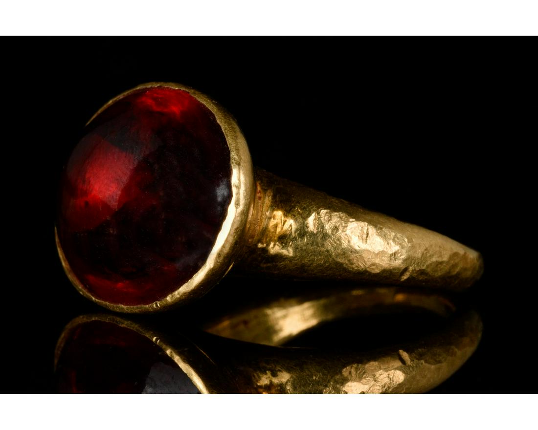 MEDIEVAL GOLD RING WITH GARNET - XRF TESTED (1 of 4)