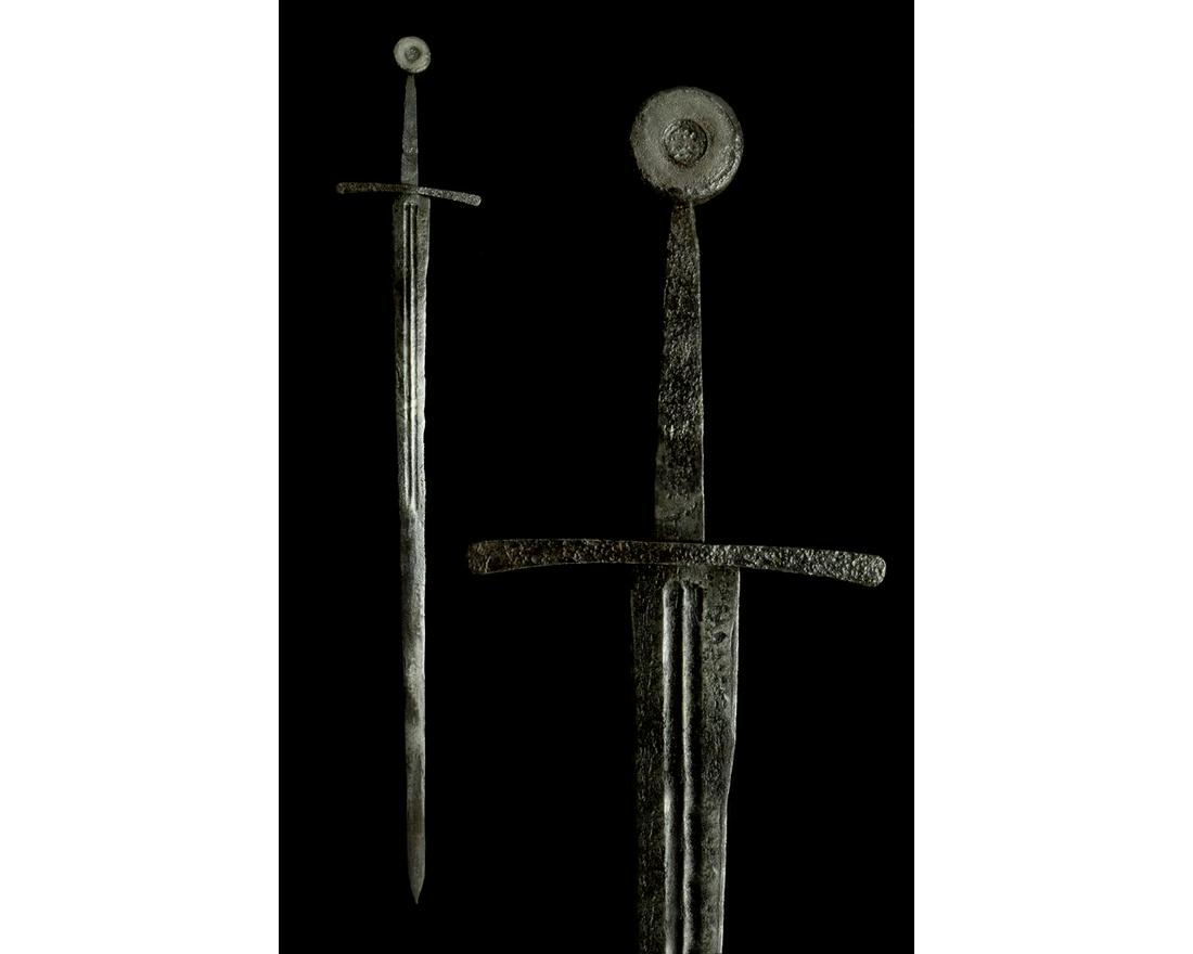 MEDIEVAL IRON SWORD WITH HANDLE (1 of 5)