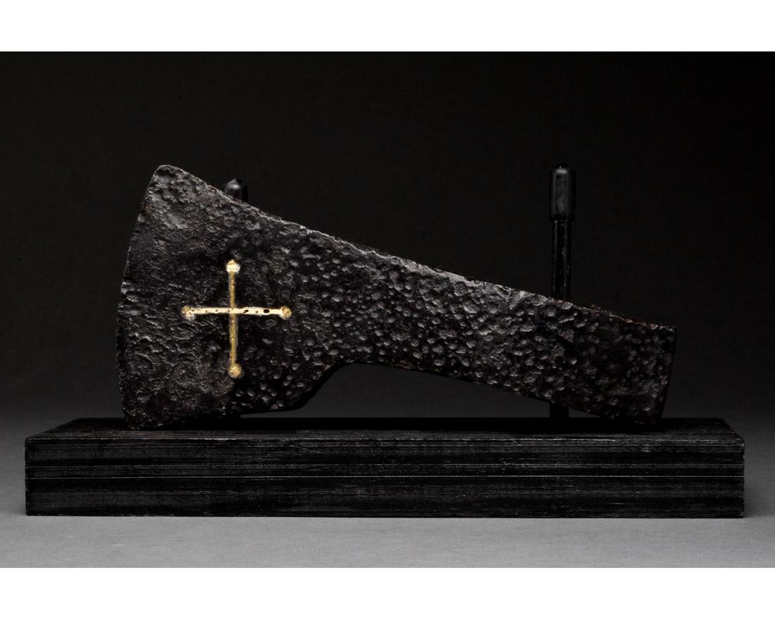 MEDIEVAL BATTLE IRON AXE HEAD WITH INLAID GOLD CROSS (1 of 8)