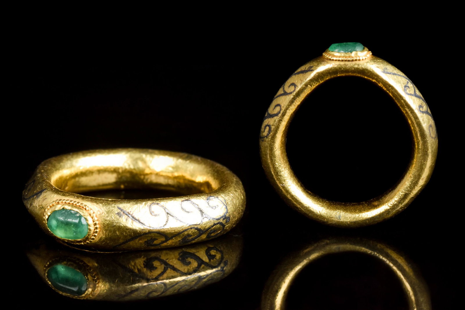 BYZANTINE GOLD RING WITH EMERALD AND NIELLO (1 of 6)