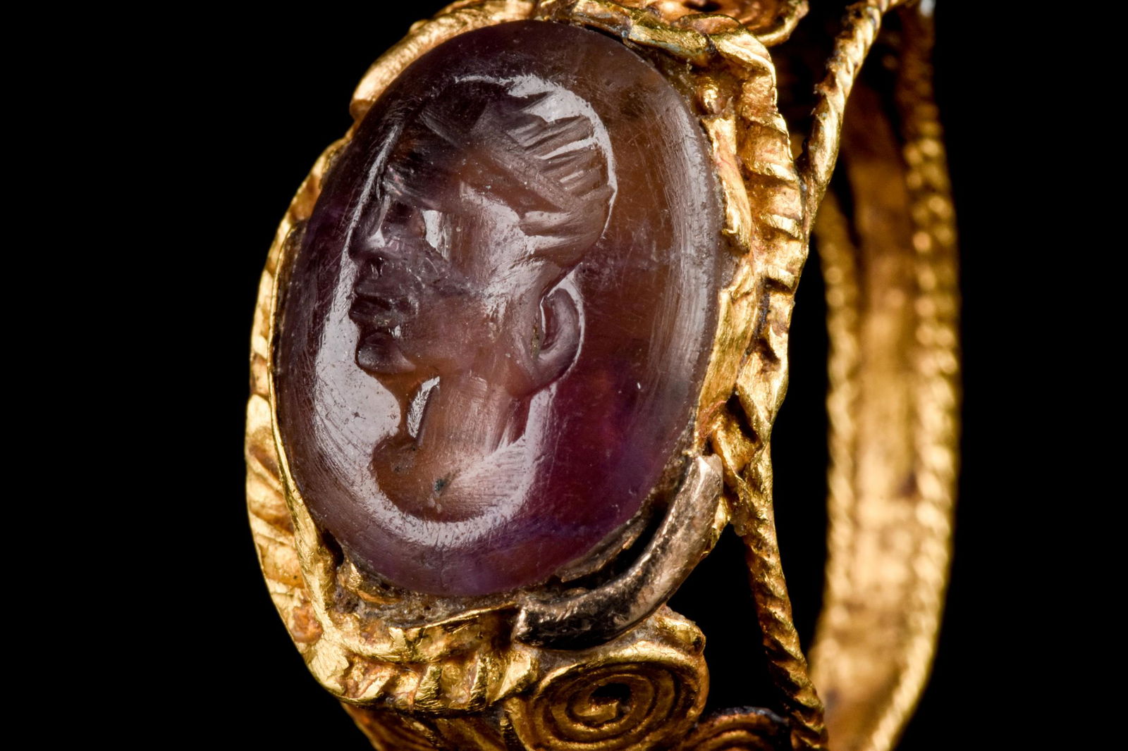 LATE ROMAN GOLD RING WITH AGATE PORTRAIT INTAGLIO (1 of 5)