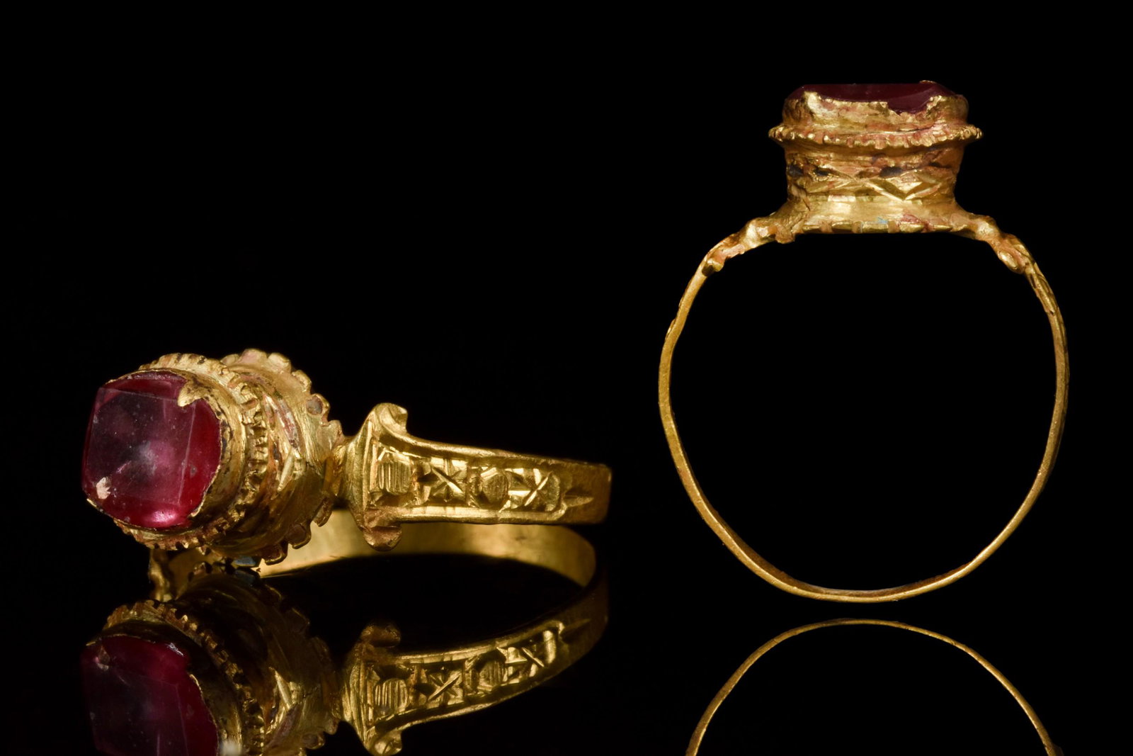LATE MEDIEVAL TUDOR GOLD RING WITH RUBY STONE (1 of 5)