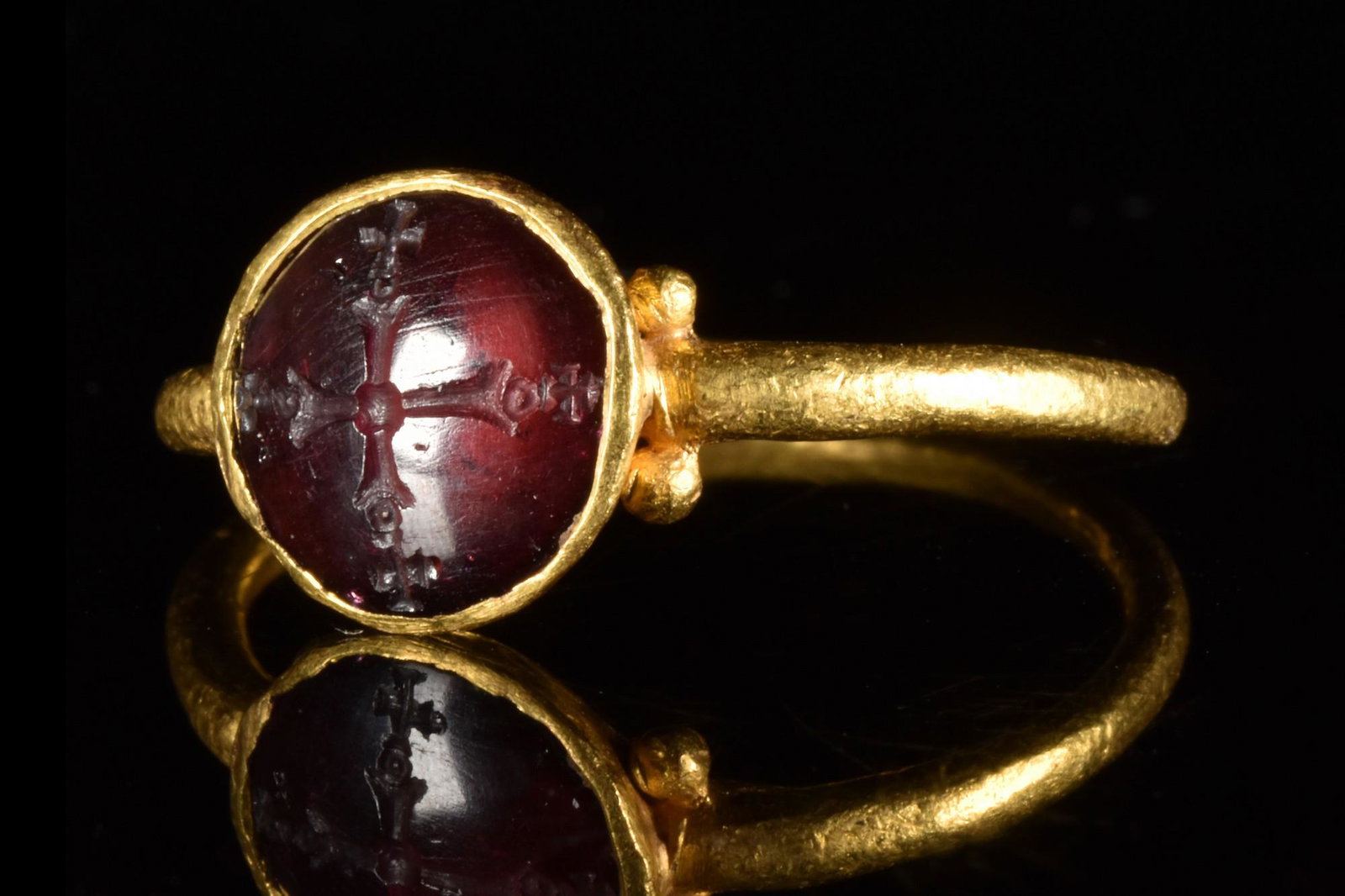 BYZANTINE GOLD RING WITH GARNET INTAGLIO WITH CROSS (1 of 4)