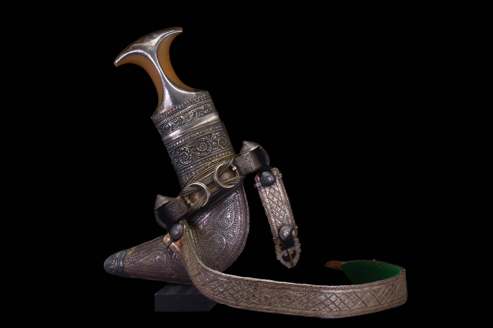 OMANI SILVER WORKED KHANJAR DAGGER WITH RHINO HORN (1 of 7)