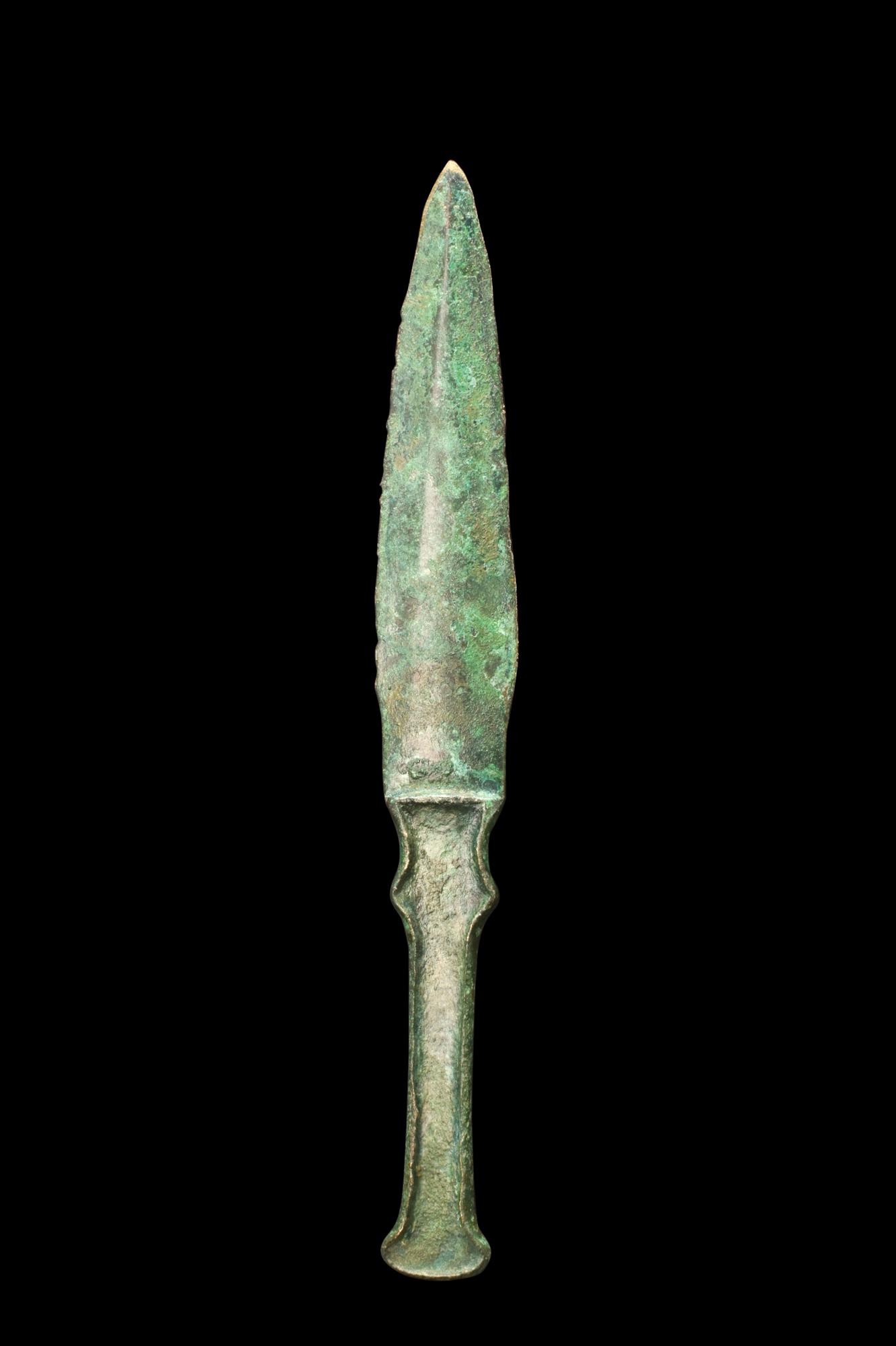 ANCIENT BRONZE DAGGER - SUPERB PATINA: Western Asiatic/Aegan, ca. 1200-700 BC. A finely cast bronze dagger, comprising a triangular-shaped, double-edged blade with raised mid-rib and a flanged, hollowed hilt. Size: L:215mm / W:30mm ; 95g P