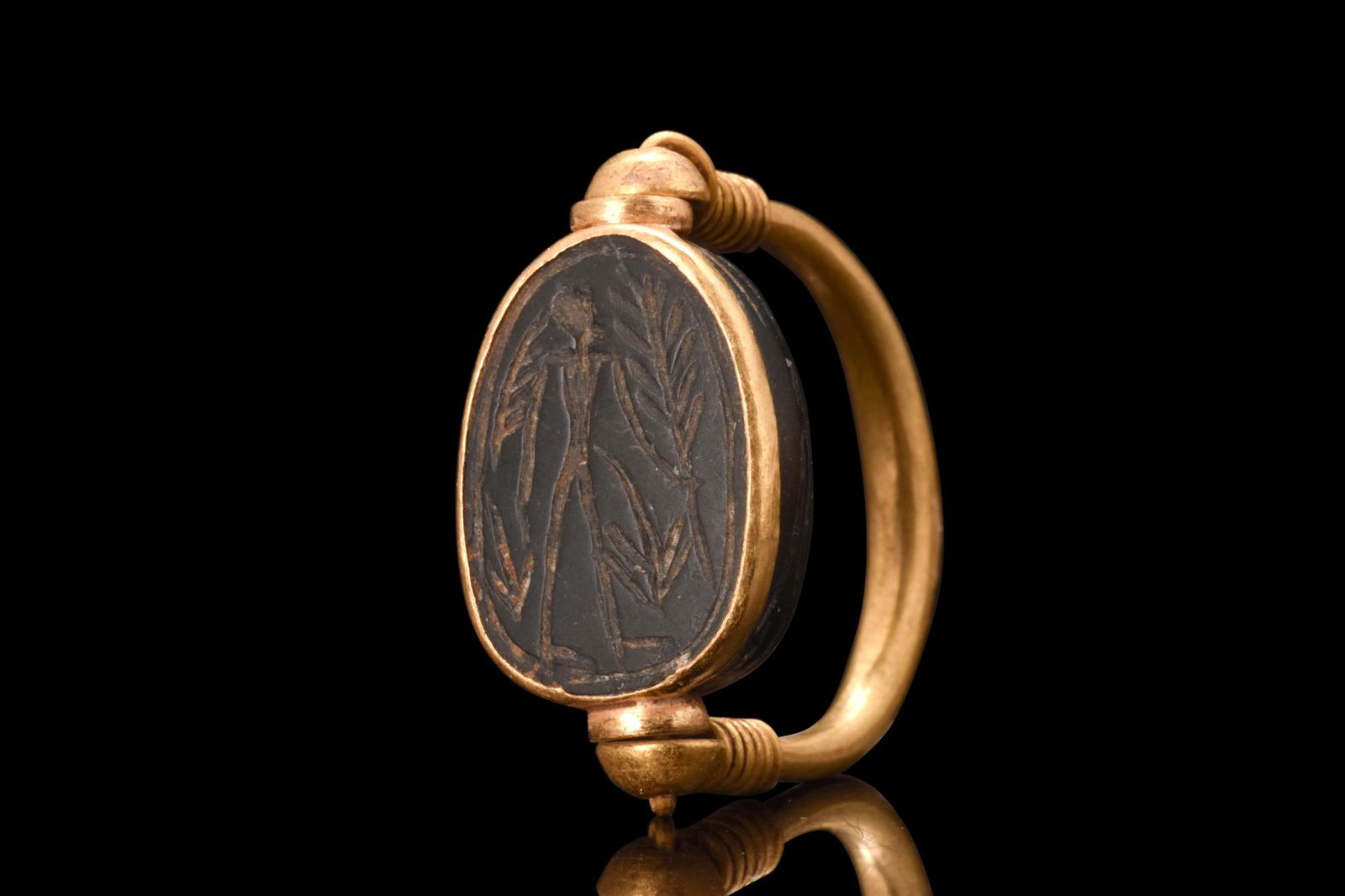 PHOENICIAN ONYX SCARAB IN GOLD SWIVEL RING (1 of 5)