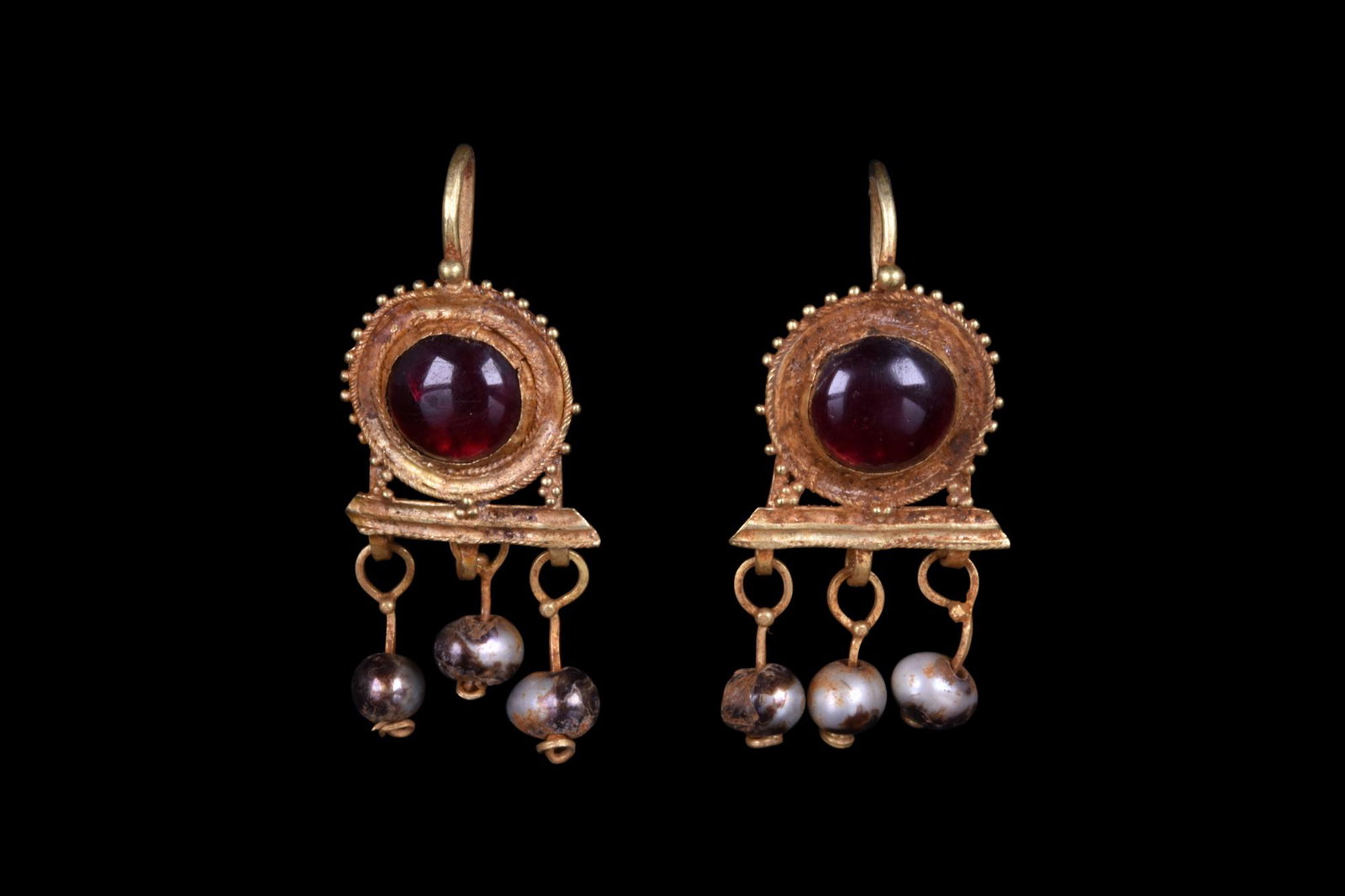 ROMAN GOLD PAIR OF EARRINGS WITH PEARL DANGLES (1 of 3)