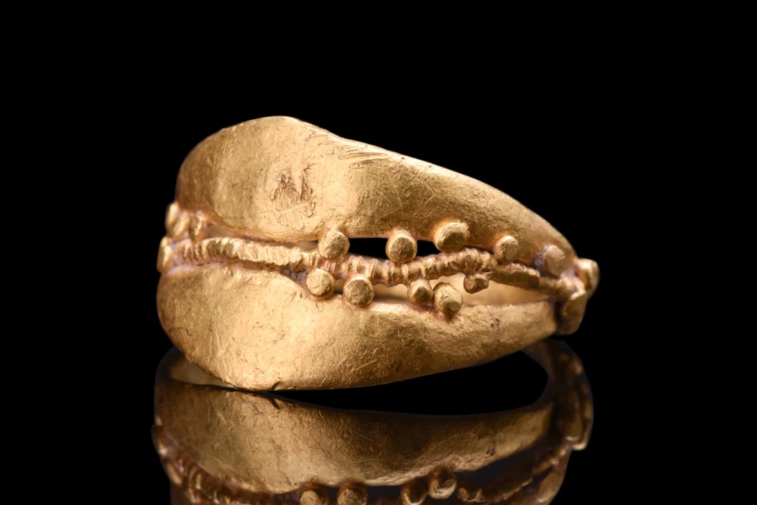 ROMAN GOLD FINGER RING (1 of 5)