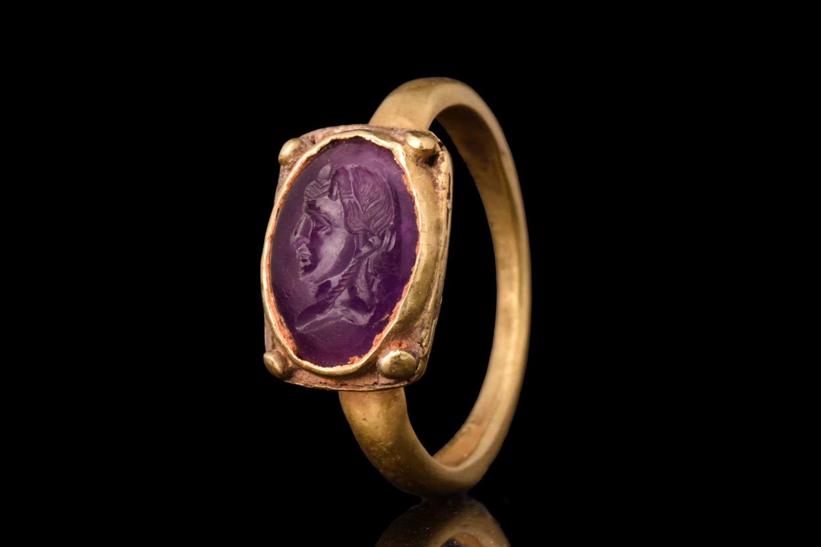 ROMAN GOLD RING WITH AMETHYST PORTRAIT INTAGLIO (1 of 5)
