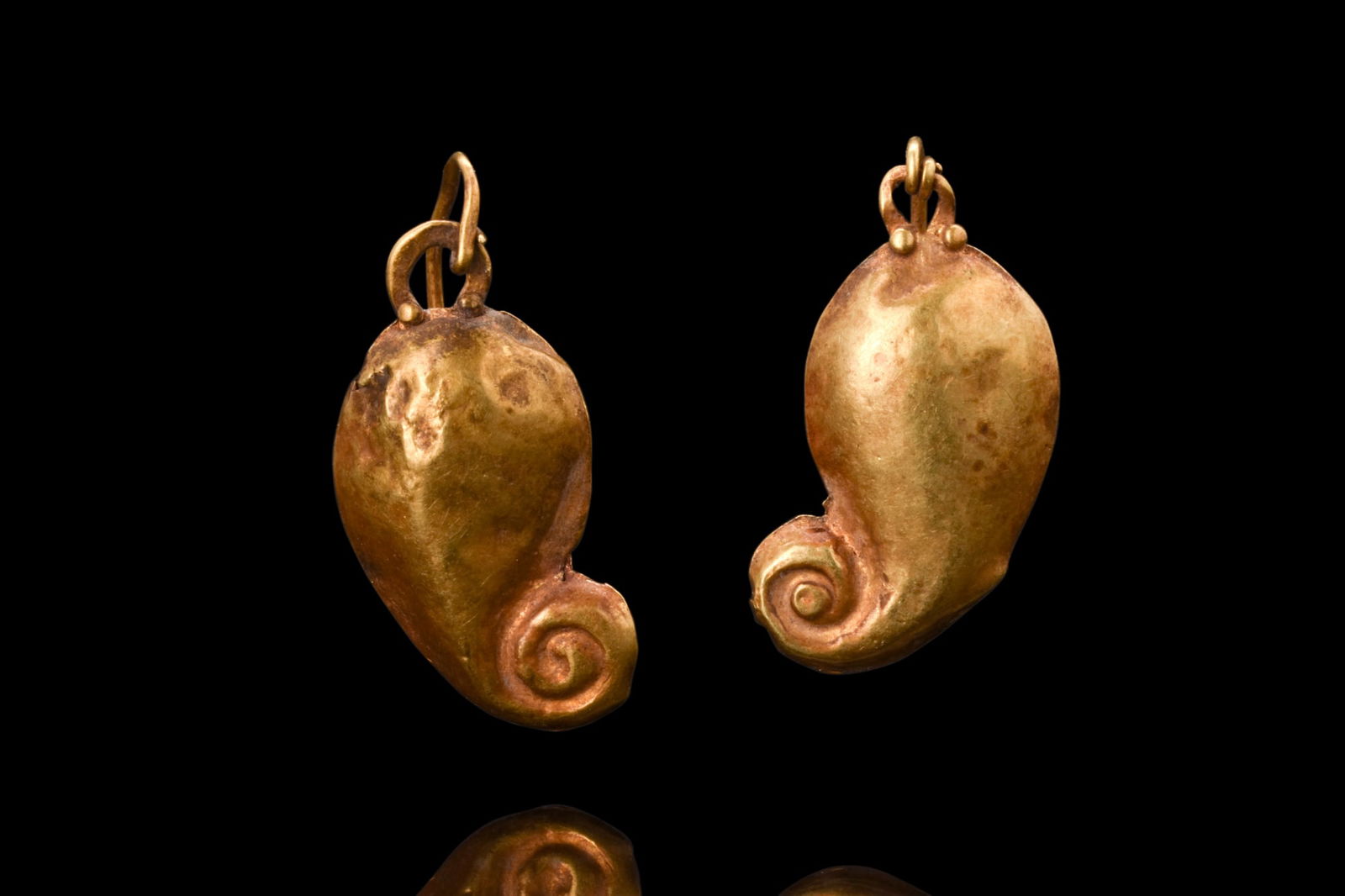 A PAIR OF ROMAN GOLD EARRINGS (1 of 3)