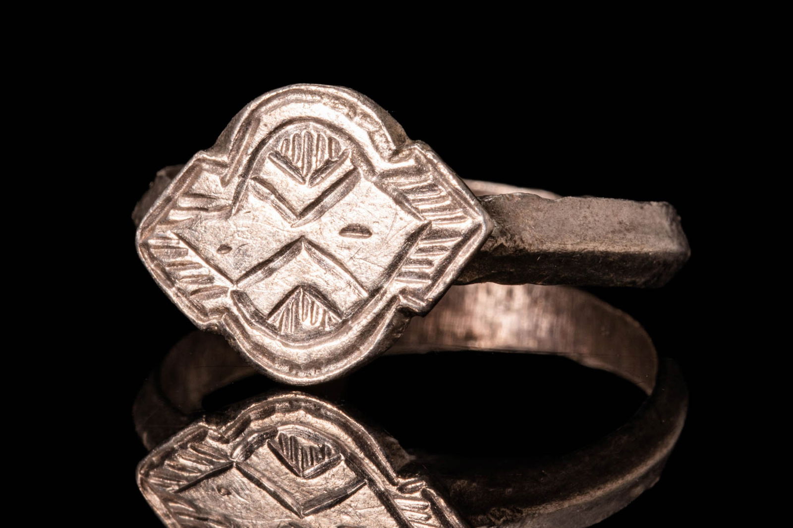 WESTERN EUROPEAN MEDIEVAL SILVER RING WITH SHIELD SHAPED BEZEL (1 of 4)