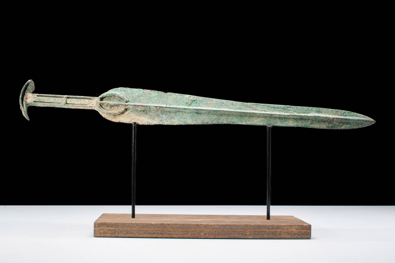 ANCIENT BRONZE SWORD WITH CRESCENTIC POMMEL (1 of 4)