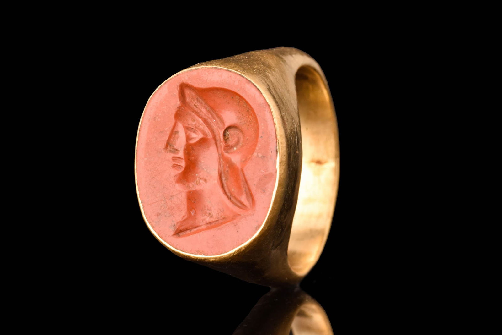 ROMAN GOLD RING WITH A HEAD OF A SOLDIER INTAGLIO (1 of 5)