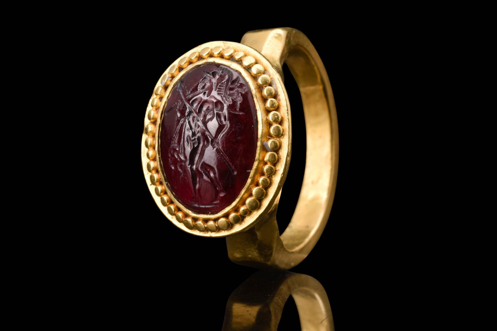 ROMAN GOLD RING WITH INTAGLIO DEPICTING MARS (1 of 6)